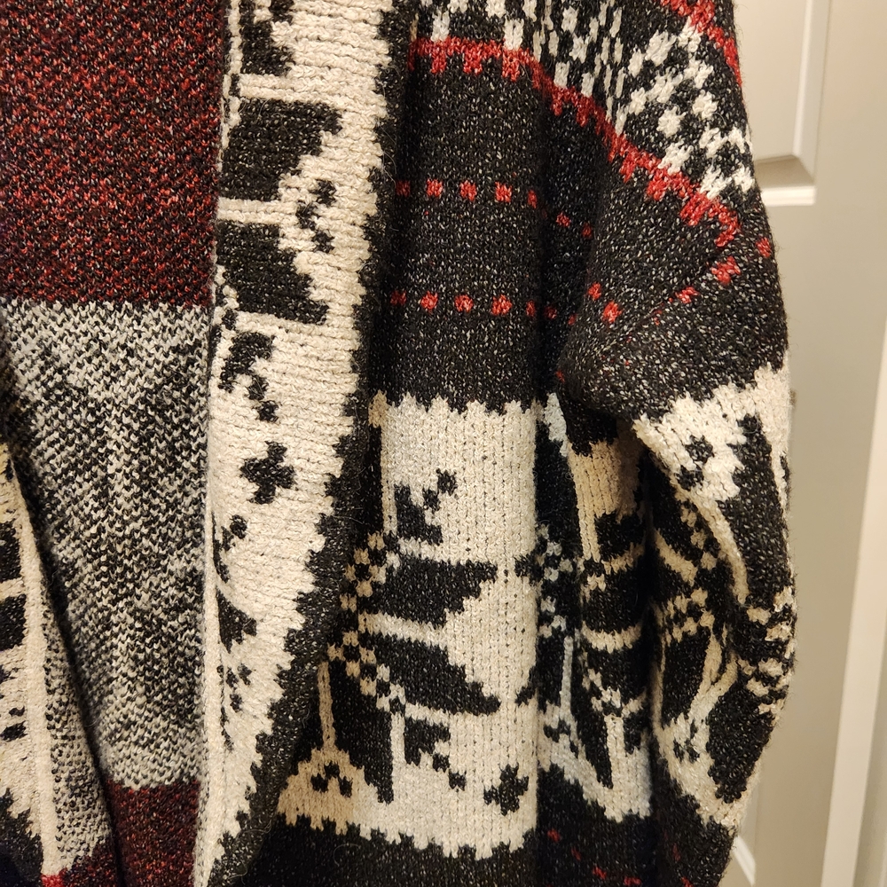 Cozy Black and Cream Patterned Women's Sweater - Picture 2 of 3